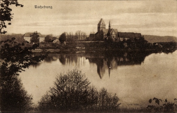 Ak Ratzeburg im Herzogtum Lauenburg, Blick auf  Kirche und Landschaft, ruhiger See