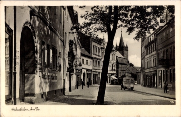 Ak Aschersleben im Salzlandkreis, Straßenansicht,  Gebäude, Bäume, Kirchturm