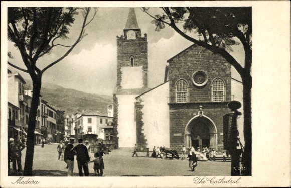 KP Wyspa Madera Portugalia, katedra, drzewa, widok z ulicy, ludzie, architektura