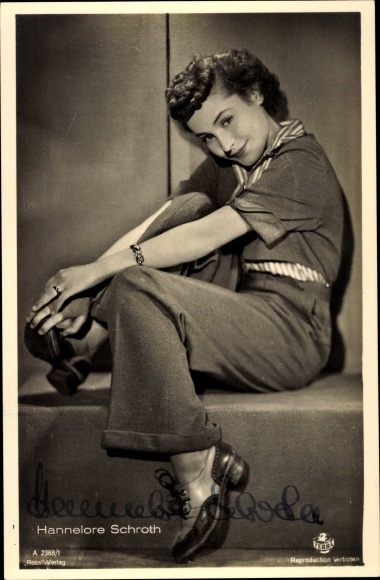 Postcard actress Hannelore Schroth, portrait, Ross Verlag A 2368/1, Terra, autograph