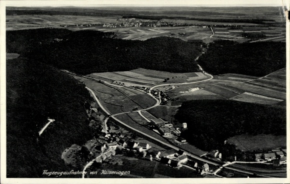 Ak Kaiseringen Straßberg im Zollernalbkreis, Luftaufnahme, weite Landschaft, Straßen und Häuser