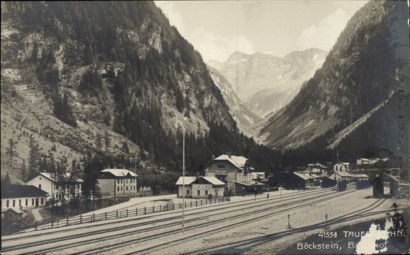 Ak Böckstein Bad Gastein in Salzburg, Partie an der Tauernbahnstrecke, Blick auf Bahnhof