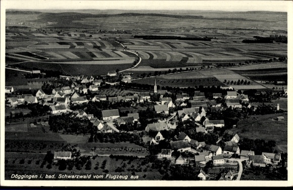 Ak Döggingen Bräunlingen in Baden Württemberg, luchtfoto van Döggingen, Zwarte Woud, groene velden