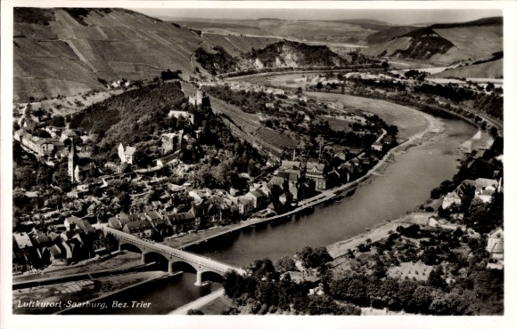 Ak Saarburg an der Saar Bezirk Trier, Luftaufnahme von  Fluss, Brücke, Weinberge
