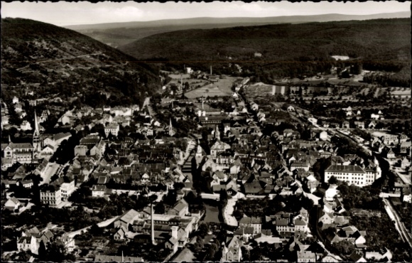 Ak Ettlingen in Baden, Luftaufnahme von  viele Häuser, Berglandschaft im Hintergrund