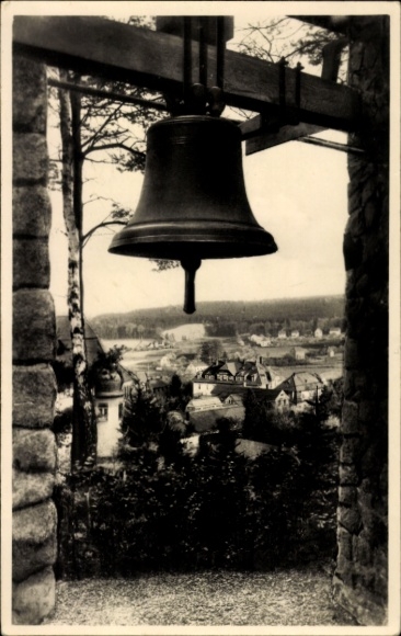 Ak Hartha in Sachsen, Glocke, Blick auf Dorf, Bäume