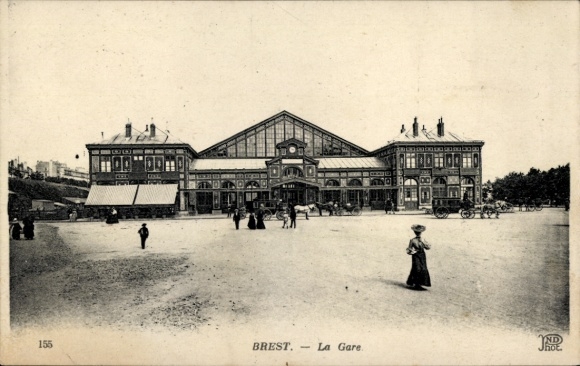 Postcard Brest Finistère, station building, architecture, people, carriages, street