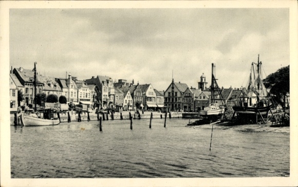 Ak Husum in Nordfriesland, Schwarz-Weiß-Bild vom Hafen,  Gebäude, Boote, ruhige Wasseroberfläche