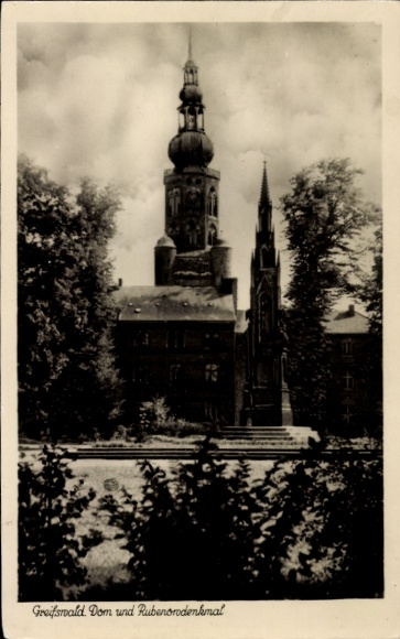 Ak Hansestadt Greifswald, Dom, Rubenordenkmal, älteres Gebäude, Bäume im Vordergrund