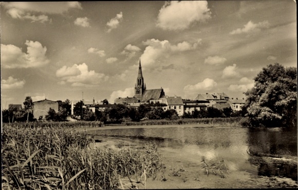 Ak Demmin in West-Pommeren, historisch stadsgezicht, kerk, wolken, water, oevervegetatie