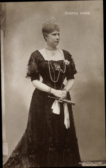 Postcard Louise of Hesse, Queen of Denmark, standing portrait