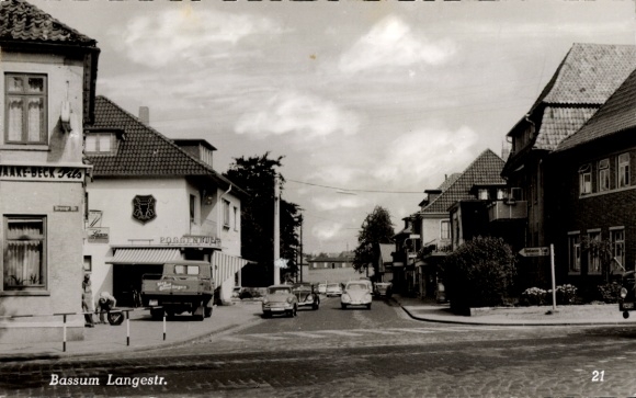 KP Bassum w Dolnej Saksonii, widok na miasto Langestraße, domy, samochody, ulica, czarno-biały