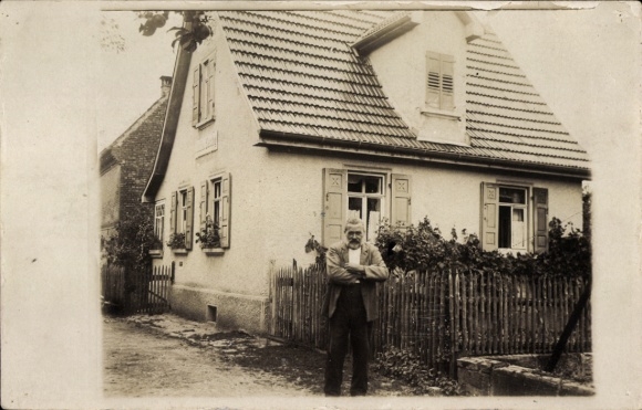 Foto Ak Langenargen am Bodensee, Mann vor dem Haus