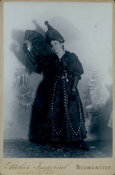 Cabinet photo around 1895, woman in costume, fan, dress, Neumünster in Holstein