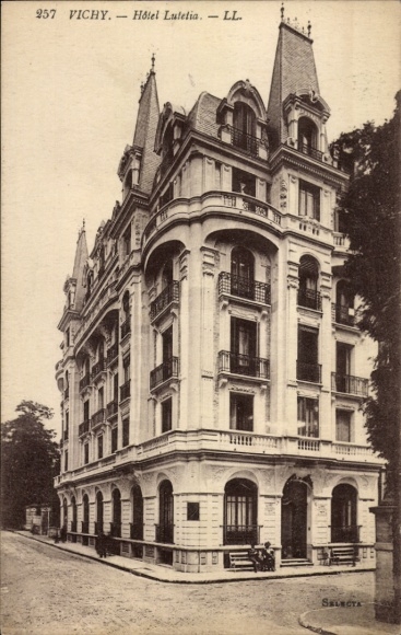 Postcard Vichy Allier, Hotel Lutetia, street view of the building