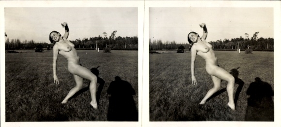 Stereo Foto: Gerhard Riebicke Erotik, Nackte Frau posiert auf der Wiese, Frauenakt