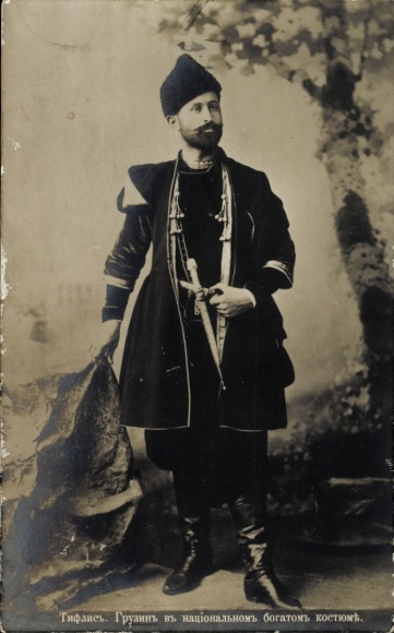 Postcard Tbilisi Georgia, Georgians in rich national costume