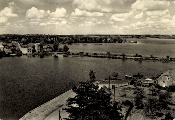 Ak Malchow in Mecklenburg, Panorama auf  Wasserfläche, Wolken, Wohngebäude, Natur