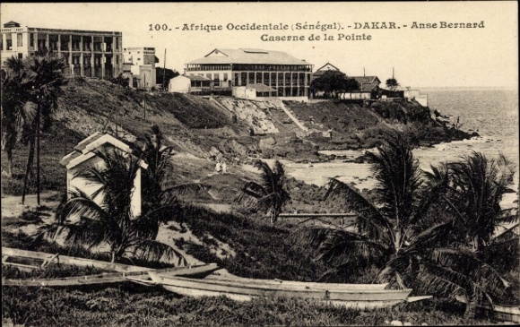 Ak Dakar Senegal, uitzicht op Anse Bernard, Caserne de la Pointe, palmbomen, boten