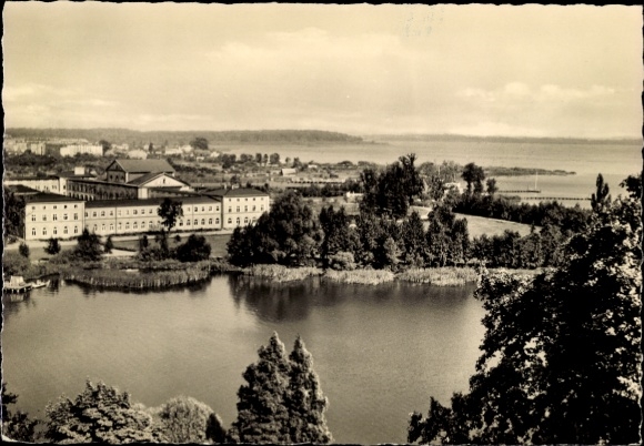 Ak Schwerin in Mecklenburg,  Blick zur Marstallhalbinsel, Seenlandschaft,  Gebäude