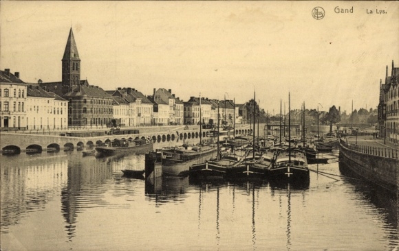 Ak Gand Gent Oost-Vlaanderen, stadsgezicht vanaf de rivier de Leie, boten in het water, gebouwen