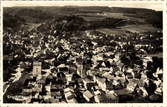 Ak Treuchtlingen im Altmühltal Mittelfranken, Luftaufnahme von  viele Häuser, Kirche