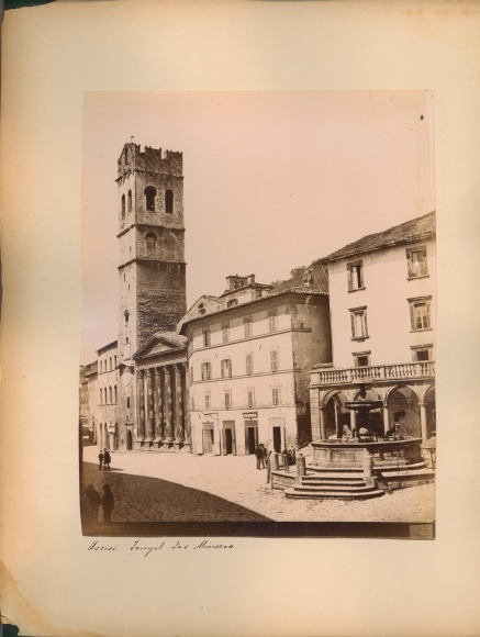 foto rond 1880, Assisi Umbrië, Tempel van Minerva