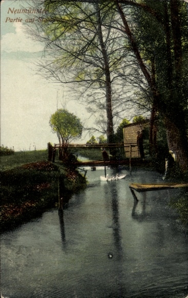 Ak Neumünster in Holstein, Flusspartie, Holzbrücke