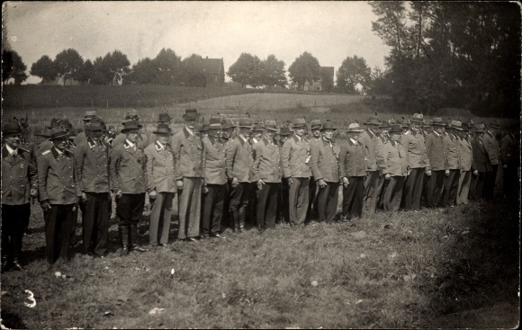 Photo Postcard Maaslingen Petershagen an der Weser, shooting festival 1954?, men in shooting uniform