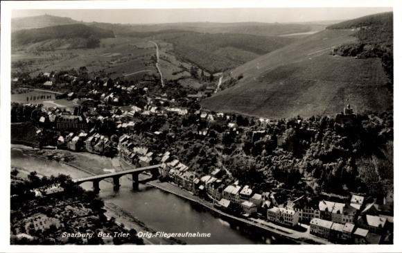 Ak Saarburg an der Saar Bezirk Trier, Luftaufnahme von  Brücke, Häuser, Weinberge