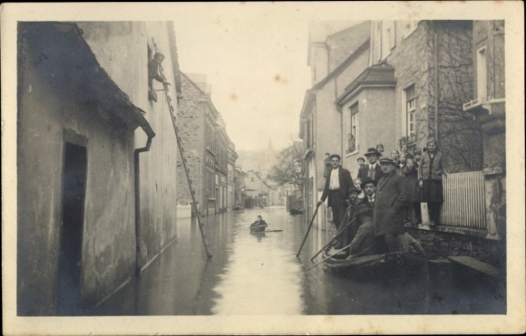 Zdjęcie KP Vallendar nad Renem, powódź w styczniu 1920 r., scena uliczna, mieszkańcy w łodzi