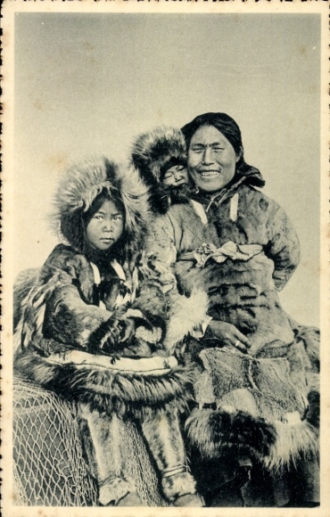 Ak Alaska USA, een christelijke vrouw uit de Noordelijke IJszee en haar twee kinderen