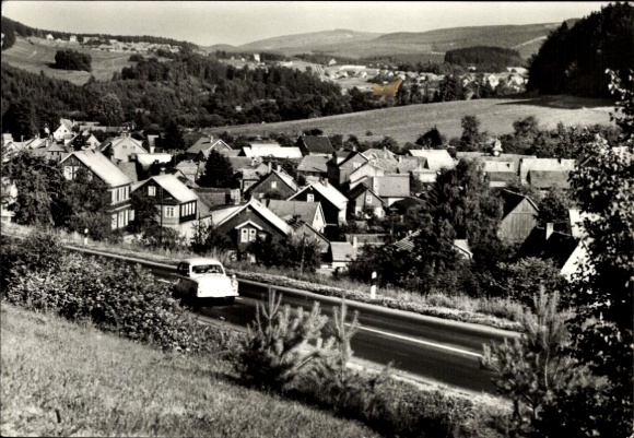 Ak Engelsbach Leinatal Thüringen, Ansicht eines Dorfes, umgebene Landschaft, Straße mit Auto