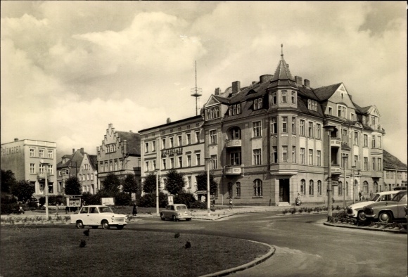 Ak Bergen auf Rügen, Rugard, Stadtansicht, historische Gebäude, Autos, Wolken