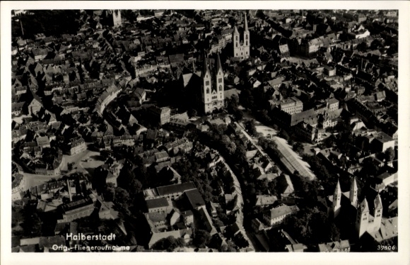 Ak Halberstadt am Harz, Luftaufnahme von  Kirche, Stadtansicht, Orig Fliegeroufnahme