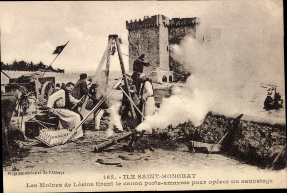 Postcard Ile Saint Honorat Alpes Maritimes, Les Moines de Lérins tirant le canon porte-amarres