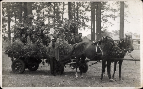 Photo Klosterfelde Wandlitz in der Mark, harvest festival 1948, people on a decorated horse-drawn cart