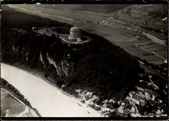 Ak Kelheim an der Donau Niederbayern, Befreiungshalle, Fliegeraufnahme