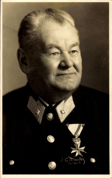 PC Vienna, postal worker, portrait