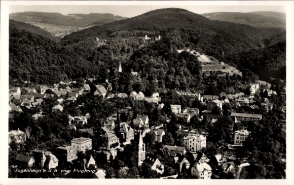 Ak Jugenheim an der Bergstraße Hessen, Luftaufnahme von Jugendheim, bergige Umgebung, kleine Häus