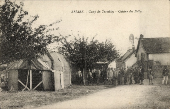 Postcard Briare Loiret, Camp du Tremblay, soldiers' kitchen, crowd, tents, trees