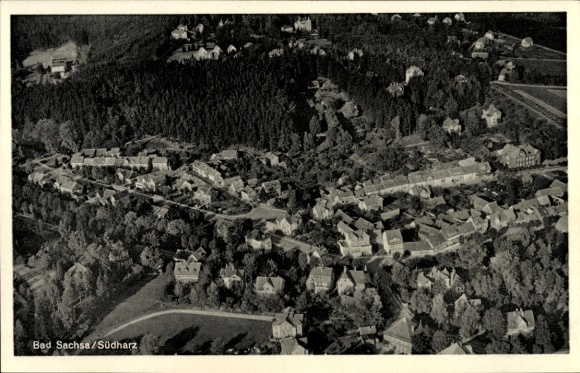 Ak Bad Sachsa im Harz, Luftaufnahme eines Dorfes, umgeben von Wäldern,  Architektur