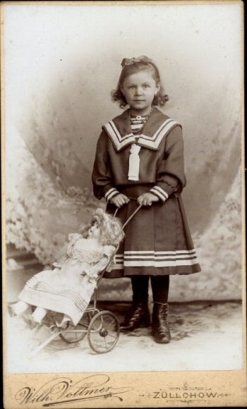 Kabinett Foto Żelechowa Züllchow Szczecin Stettin Pommern, Mädchen mit Puppe