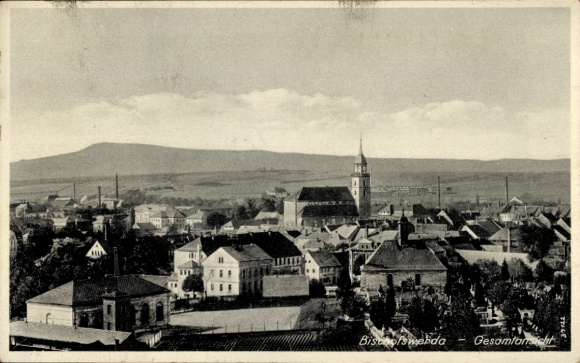 Ak Bischofswerda in Sachsen, Gesamtansicht von  Kirche, Häuser, Landschaft