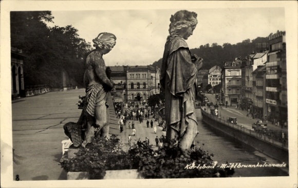 Photo Postcard Karlovy Vary Karlsbad town, Mill Colonnade, sculptures, passers-by