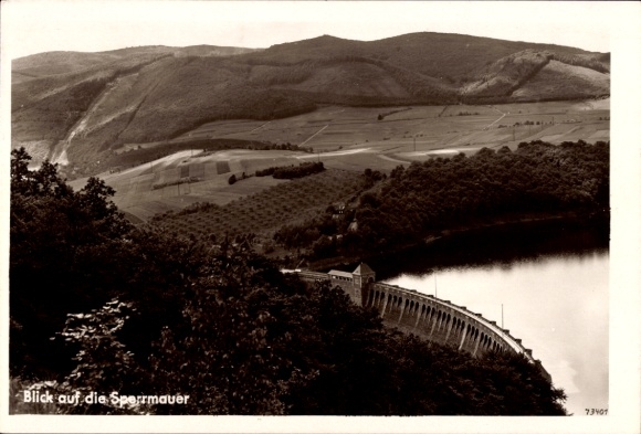 KP Waldeck am Edersee Hesja, widok na tamę, krajobraz ze zbiornikiem wodnym, krajobraz górski