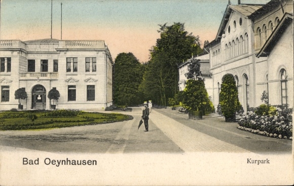 Ak Bad Oeynhausen in Westfalen, Kurpark  Bäume, Weg, Mensch mit Tasche