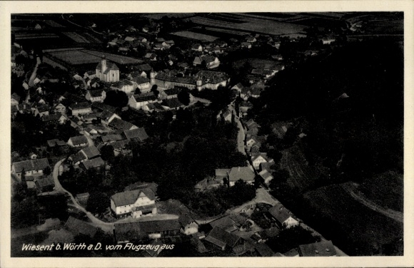 Ak Wiesent in der Oberpfalz, Luftaufnahme des Ortes, Kirchengebäude sichtbar, ländliche Landschaf