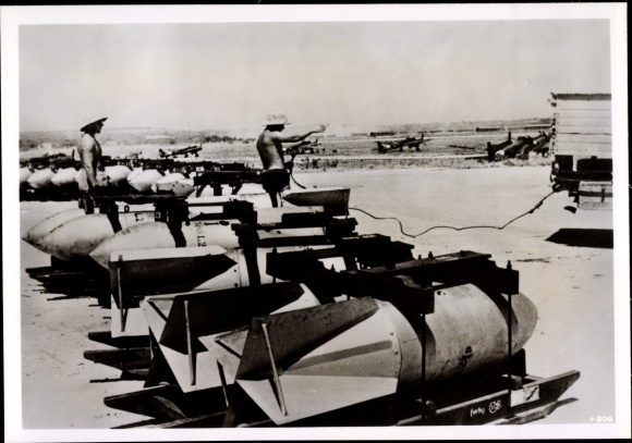 foto Heinrich Hoffmann, vliegveld op Sicilië, bommen, Afrika Korps soldaten, Stuka's, aug. 1942