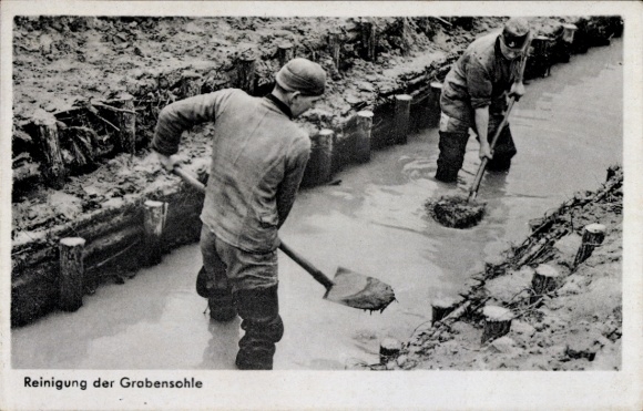 Postcard German Wehrmacht, cleaning the trench floor